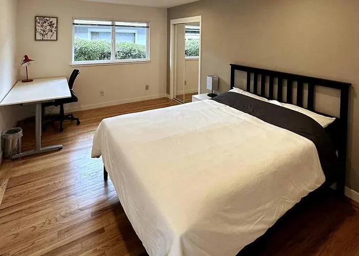 Modern, Renovated 5B/3Ba Near Apple, Kaiser